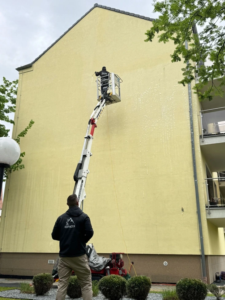 Usługi elektryczne, montaż oświetlenia i kamer CCTV z podnośnika koszowego – Jelenia Góra SEP